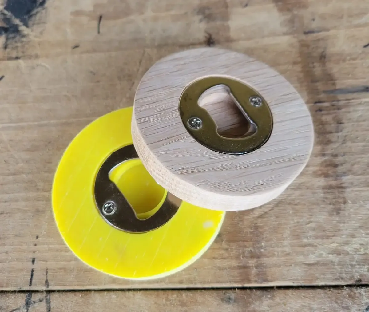 Décapsuleur prototypé en bois et en plastique jaune