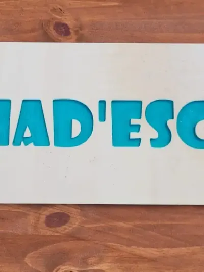 Lettrage découpé par fraisage CNC