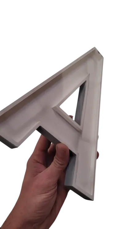 Lettre A décaissée vue en main