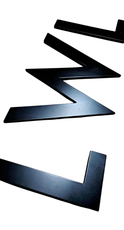 Lettres d'enseigne peintes en noir