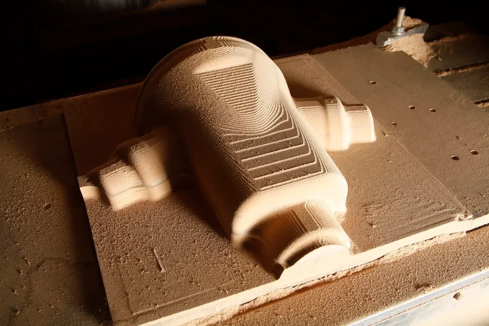 Forme 3D sculptée par fraisage CNC dans un panneau de bois