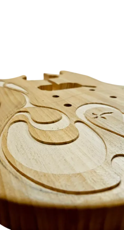 Détail de sculpture sur corps de guitare