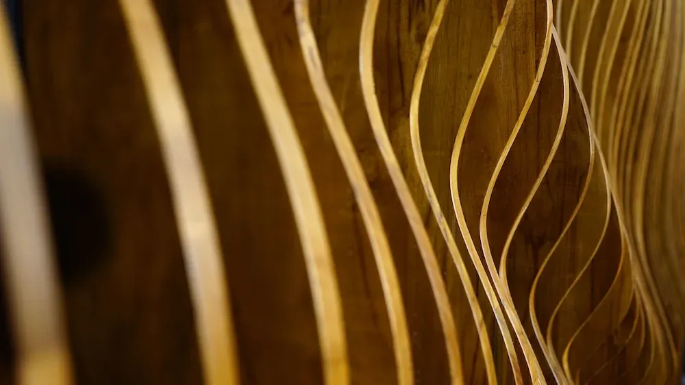 Panneaux de bois découpés en vagues pour un décor scénographique